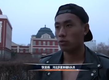 如果明天给你续约合同，感觉如何？——好吧，能问下一个问题吗？如果俱乐部满意，那我非常高兴。