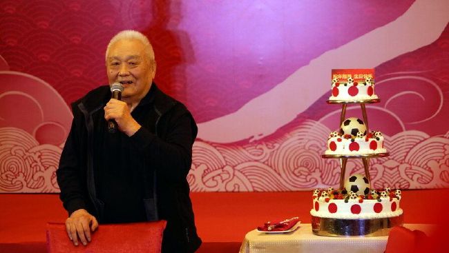我们跳到水里不上来，王制片就用水管浇我们。